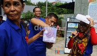 Untuk memancing minat warga, panitia pemilihan mengadakan door prize berupa sepeda dan perlengkapan rumahtangga.     