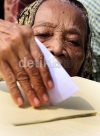     Tua muda tidak mau ketinggalan ikut mencoblos.