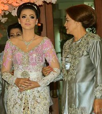 Christy tampak cantik dengan balutan kebaya rancangan Ivan Gunawan berwarna soft pink.