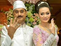 Christy dan sang suami memamerkan cincin pernikahan mereka.