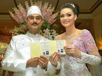 Mereka menikah dengan mas kawin seperangkat alat salat.