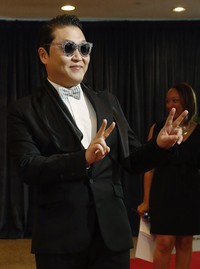 Pose 'peace' Psy di depan kamera. REUTERS/Jonathan Ernst.