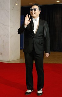 Psy tampil dengan kemeja putih, jas dan celana hitam, serta sepatu hitam-putih. REUTERS/Jonathan Ernst.