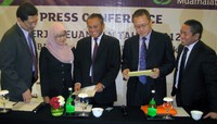 (Kanan-kiri) Direktur Adrian A. Gunadi, Direktur Andi Buchari, Direktur Utama Arviyan Arifin, Direktur Luluk Mahfudah, dan Direktur Hendiarto, berbincang usai paparan kinerja keuangan Bank Muamalat. (dok. Bank Muamalat)