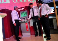 Presiden Direktur CIMB Niaga Arwin Rasyid (kiri) bersama Direktur Consumer Banking Samir Gupta (kanan) dan Head Of Sales and Distribusi and Branchless Banking Budiman Poedjirahardjo memperlihatkan mesin ATM Digital Lounge CIMB Niaga saat peluncuran di Jakarta. Lamhot Aritonang/detikFoto.