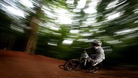 Pebalap asal Club Mahaka Cycling, Isro Fudin memacu sepedanya. Dalam turnamen ini, Isro Fudin berhasil menjadi juara di kelas Men Elite. (Tjandra).