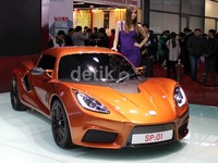 Seorang model berpose dengan Mobil listrik Detroit di Shanghai Auto Show.
