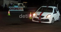 Peserta bermanuver untuk melewati berbagai rintangan dengan menggunakan Honda Brio.