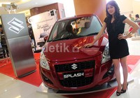 Seorang model berpose dengan Splash.