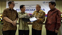 (Ki-Ka) Hamdhani Dzulkarnaen Salim (Wapresdir PT Astra Otoparts), Siswanto Prawiroatmodjo (Presdir PT Astra Otoparts), Theodore Permadi Rachmat (Presdir Triputra Group) dan Hadi Kasim (Komisaris PT Pakoakuina dan Direksi Triputra Group).