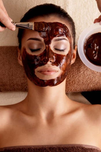 Dibakar Hingga Ditampar, Ini Perawatan Wajah yang Aneh Tapi Populer