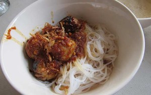 Huah...Pedas Segar Menyengat Bakso Bakar Pak Gendut!