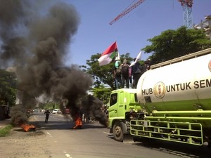Mahasiswa Makassar Demo Soal BBM, Bakar Ban Hingga Sandera Truk Tangki