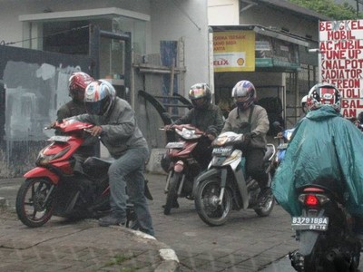 Sudah Melawan Arus, Naik Trotoar Pula
