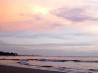 Saat mentari masih cukup tinggi, warna langit tidak terlalu pekat melainkan bewarna lembut. Seperti ini, langit yang berwarna ungu dan pink membuat pemandangan sangat indah (Shafa/detikTravel)