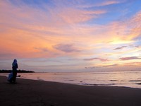 Dua turis yang sedang menikmati momen nan cantik. Saat akhir pekan, pantai ini biasanya dipenuhi oleh wisatawan yang datang bersama keluarga, teman atau pasangan (Shafa/detikTravel)