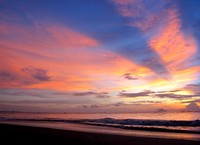 Semakin sore, warna langit jadi semakin pekat. Inilah saatnya memegang kamera untuk mengabadikan gambar yang cantik (Shafa/detikTravel)