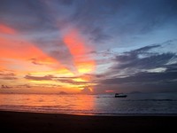 Pemandangan unik yang disuguhkan pada sore hari di sana. Ada langit yang berwarna oranye, sebelahnya sudah berwarna biru pekat (Shafa/detikTravel)