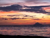 Anyer yang tidak terlalu jauh dari Jakarta sering jadi destinasi pilihan untuk liburan saat akhir pekan. Setelah seharian bermain di pantai, sunset adalah penutup yang sempurna (Shafa/detikTravel)