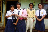 Di dalam himpitan ekonomi yang membelit keluarga tersebut, ketiga saudara kandung ini masih mampu bersekolah dan mencari uang untuk menyambung hidupnya.