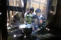 Dari tungku kayu bakar yang hanya di susun menggunakan tiga buah batu kali inilah mereka biasa memasak nasi dan membuat sayur singkong yang didapat dari pekarangan rumah.