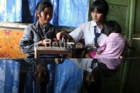 Setelah memasak dan makan, mereka harus membuat bulu mata palsu. Aktivitas keseharian yang dilakoni tersebut untuk menyambung hidup selain kiriman dari kakak tertuanya Tanto Purnomo (23) yang bekerja di Kalimantan Timur sebesar Rp 300 ribu per bulan. Itupun belum dipotong angsuran hutang sang ibu sebesar Rp 100 ribu.