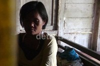 Ibu mereka, Tarmini (40), sudah lima tahun ini mengalami depresi berat. Sementara sang ayah Winarto (45) sudah meninggal satu tahun lalu akibat sakit.