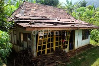 Mereka tinggal di sebuah rumah yang hanya berdinding kayu dan berbilik bambu dengan tiga ruangan lantai beralaskan tanah.