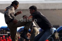 Anggota Satpol PP unjuk kebolehan bela diri.