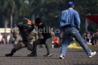 Mereka menampilkan kemampuan bela diri tangan kosong.