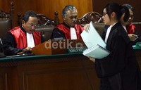 Kuasa Hukum Djoko Susilo membagikan berkas eksepsi kepada hakim dan JPU yang tebalnya 67 halaman. Lamhot Aritonang/detikFoto.