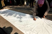 Para pendemo meminta Jokowi ikut menolak rencana kenaikan harga Bahan Bakar Minyak (BBM).