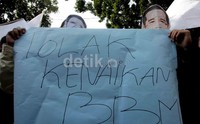 Dua orang pendemo yang memakai topeng SBY dan Jokowi menolak kenaikan BBM.