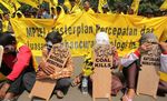 Demo PLTU, Hatta Dikado Ratusan Kayu Nisan