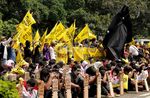 Demo PLTU, Hatta Dikado Ratusan Kayu Nisan