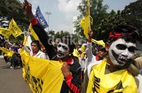 Mereka menilai rencana tersebut akan mematikan mata pencaharian para petani.