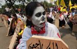 Demo PLTU, Hatta Dikado Ratusan Kayu Nisan