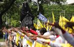 Demo PLTU, Hatta Dikado Ratusan Kayu Nisan