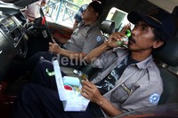 Tentunya kotak tersebut juga berisi obat-obatan.