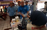 Mereka tampak mengantre untuk mengambil obat.