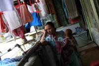 Mereka menyatakan baru akan pindah jika mendapatkan surat jaminan untuk bisa kembali ke rusun tersebut pasca renovasi.