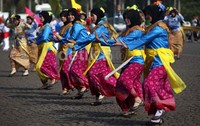 Satpol PP wanita juga ikut menari.