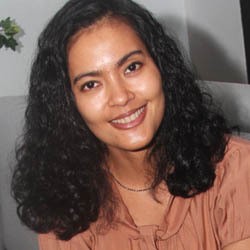 Cara Lola Amaria Menjaga Kecantikannya