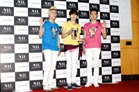 Junsu mengenakan kaus biru langit, Jaejoong mengenakan kaus kuning, dan Yuchun mengenakan kaus pink. (Reuters/TenAsia/Lee Jin Hyuk)