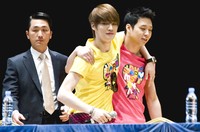 Jaejoong dan Yuchun saling merangkul. (Reuters/TenAsia/Lee Jin Hyuk)