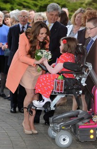 Kate Middleton menerima karangan bunga dari seorang gadis kecil bernama Sally Evans. Eamonn M. McCormack/Getty Images.