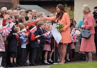 Para anak-anak dari Naomi House bergantian untuk berjabat tangan dengan Kate Middleton. Eamonn M. McCormack/Getty Images.