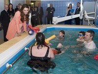 Istri Pangeran William itu juga sempat mengunjungi kolam hidroterapi. David Parker/Getty Images.