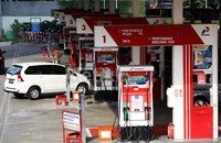 Sejumlah mobil mengisi bahan bakar di salah satu SPBU di Jakarta. Menteri ESDM Jero Wacik mengatakan harga BBM subsidi akan naik maksimal menjadi Rp 6.500/liter dan opsi dua harga bensin premium ditiadakan.