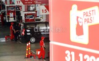 Beberapa petugas SPBU melayani pembeli. Menurut Menteri ESDM Jero Wacik, kenaikan harga BBM subsidi juga hanya satu harga, bukan lagi dipecah menjadi dua harga BBM subsidi seperti wacana sebelumnya.